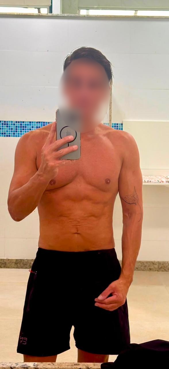 homem de perfil e, depois, em registro no espelho durante o acompanhamento