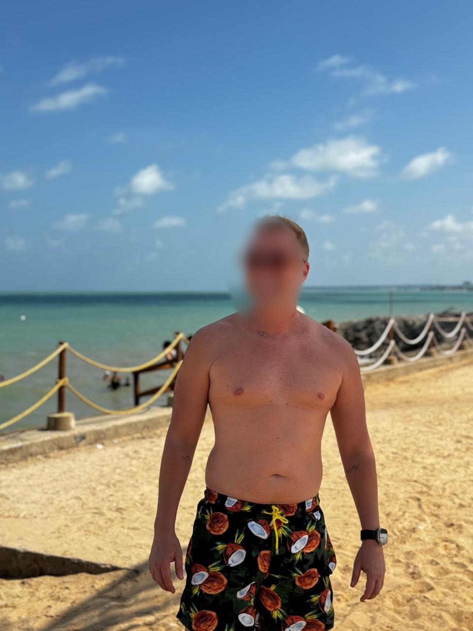 homem em pé na praia, registro de acompanhamento do programa