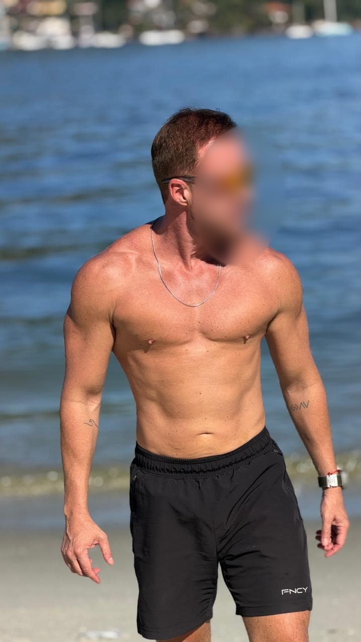 homem em pé na praia, registro de acompanhamento do programa