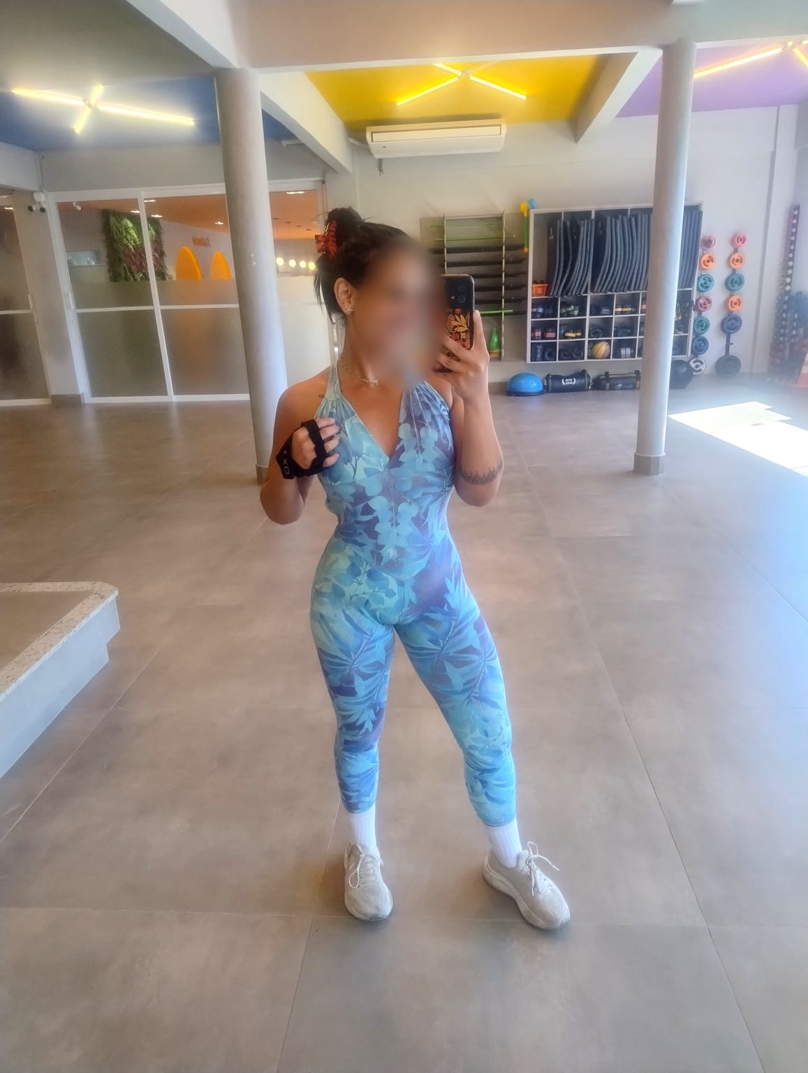 mulher ao ar livre e, depois, com roupa de treino durante o acompanhamento