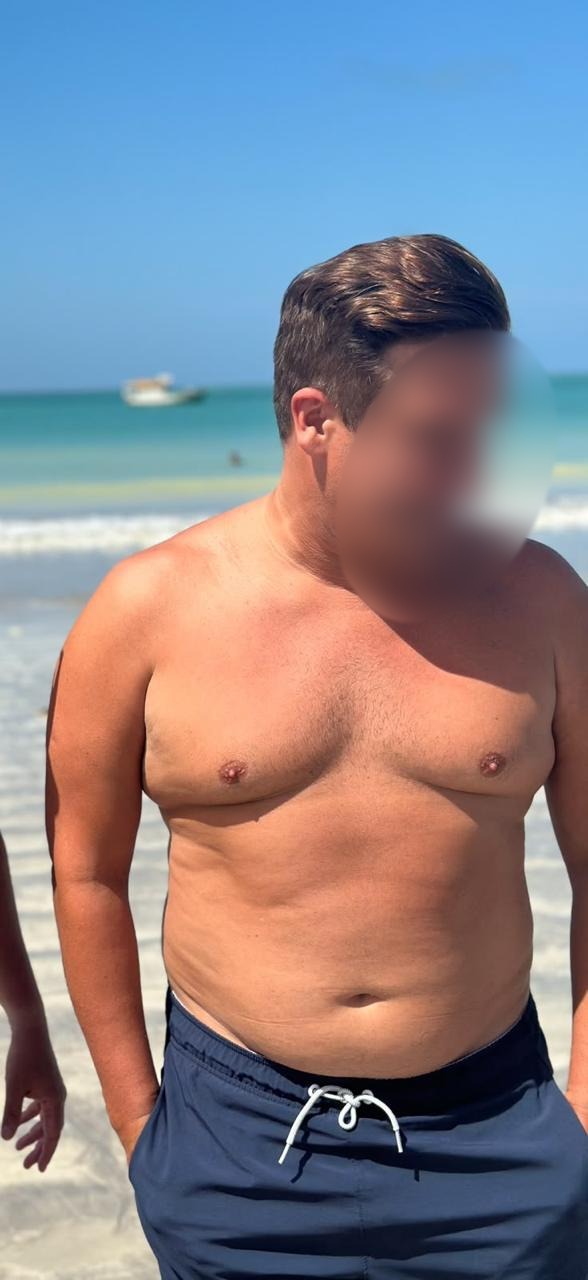 homem de perfil e, depois, em registro no espelho durante o acompanhamento
