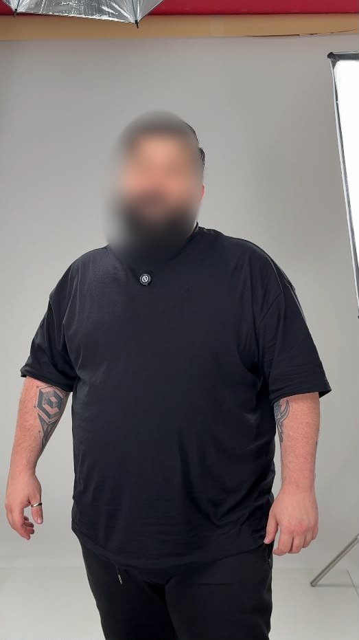 homem fotografado em estúdio em dois momentos do acompanhamento