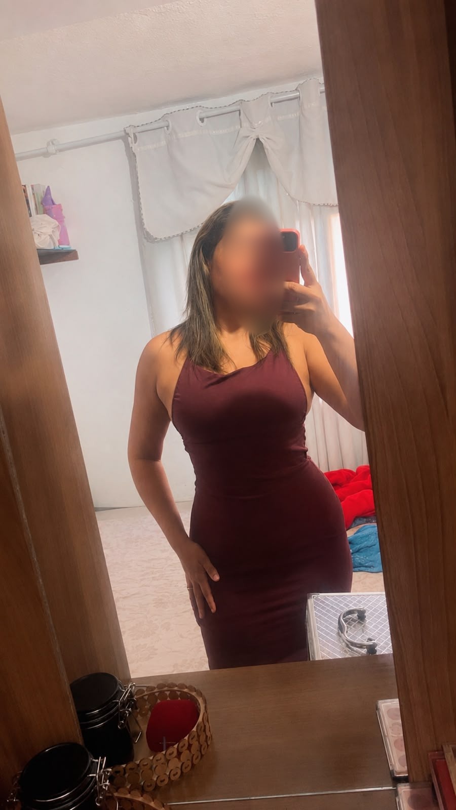 mulher em traje de festa, registro de acompanhamento do programa