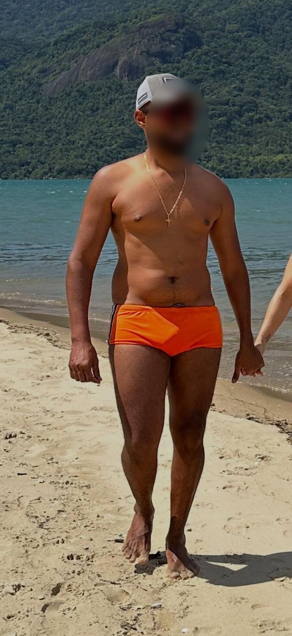 homem na praia e, depois, em registro no espelho durante o acompanhamento