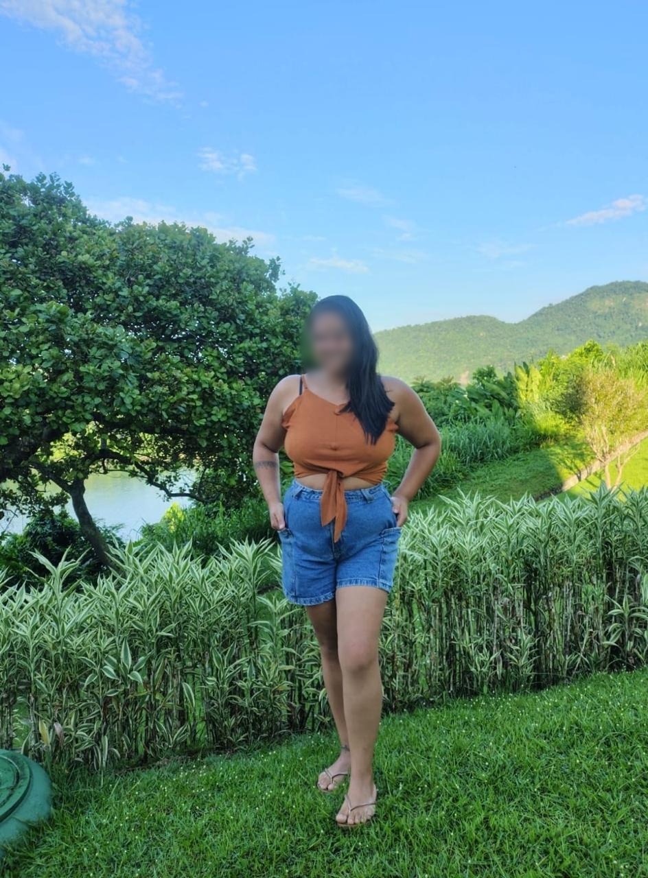 mulher ao ar livre e, depois, com roupa de treino durante o acompanhamento